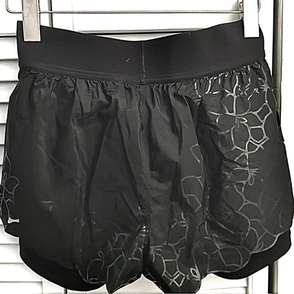 Lululemon Rare Black Forest Shorts w/Bike Shorts Built-In/New/Sz 6/Ltd Edition